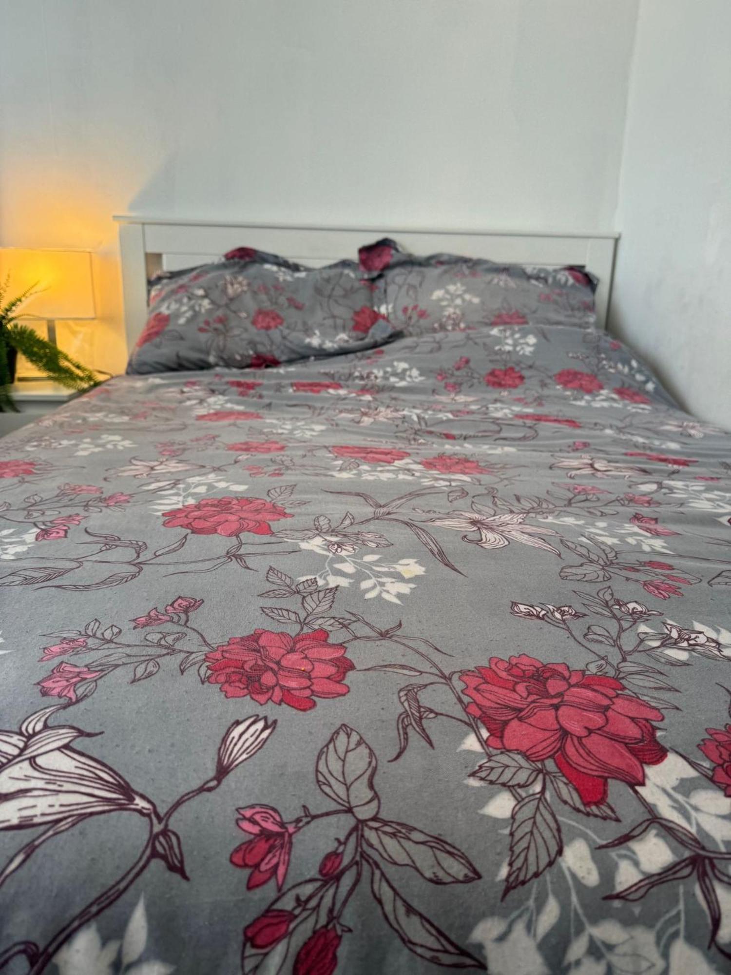 High Quality Lovely Full Flat Near The Station In *